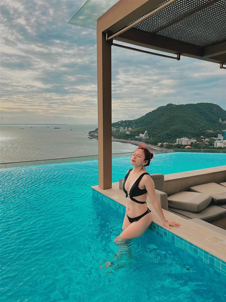 Đi bơi với BB Trần, nữ diễn viên Vbiz lộ bụng to đùng nghi mang bầu-9