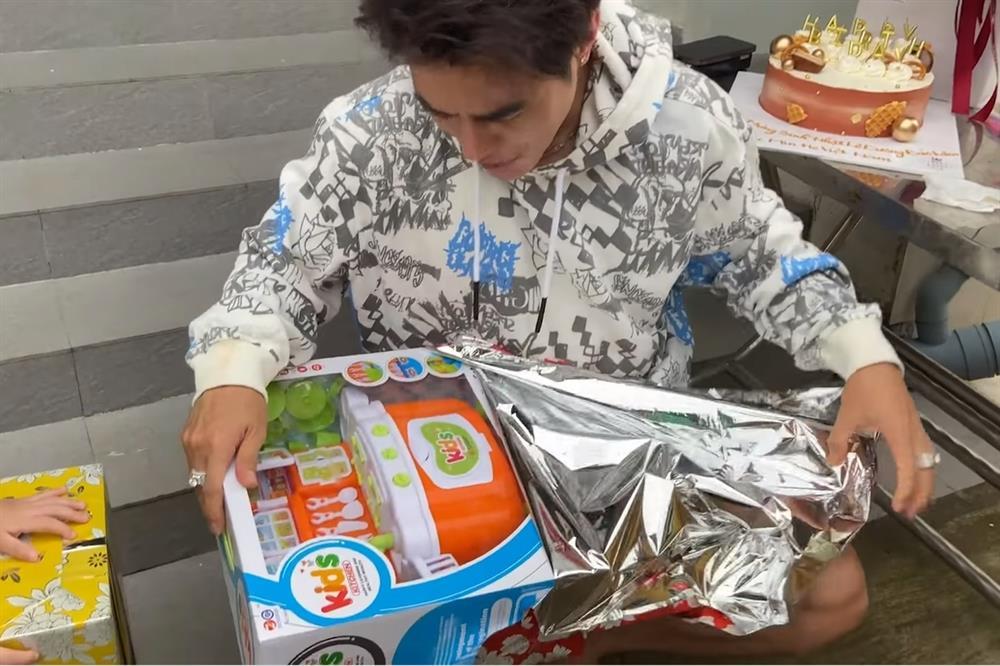 Lê Dương Bảo Lâm bật ngửa vì siêu xe, đồng hồ hiệu vợ tặng nhân dịp sinh nhật-2