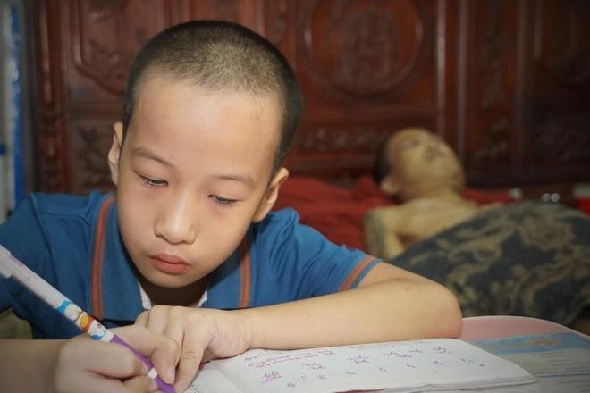 Ngày cuối cùng bên bố của cậu bé 8 tuổi, ai cũng đau lòng-5