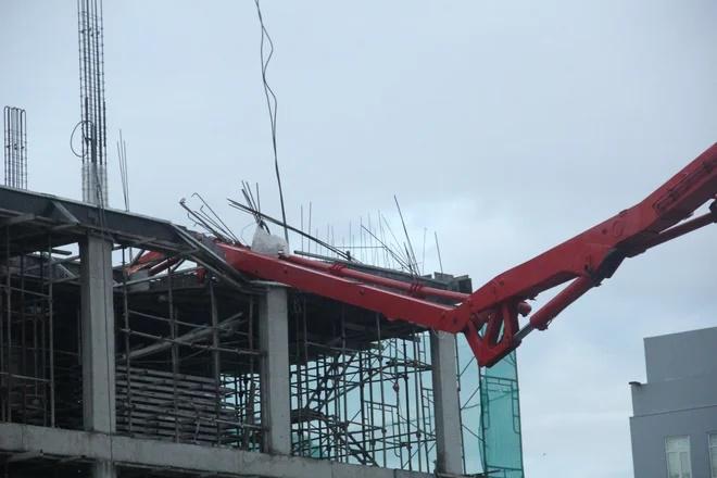 Vụ xe bơm bê tông gãy cần đè công nhân: Thêm nạn nhân tử vong-1