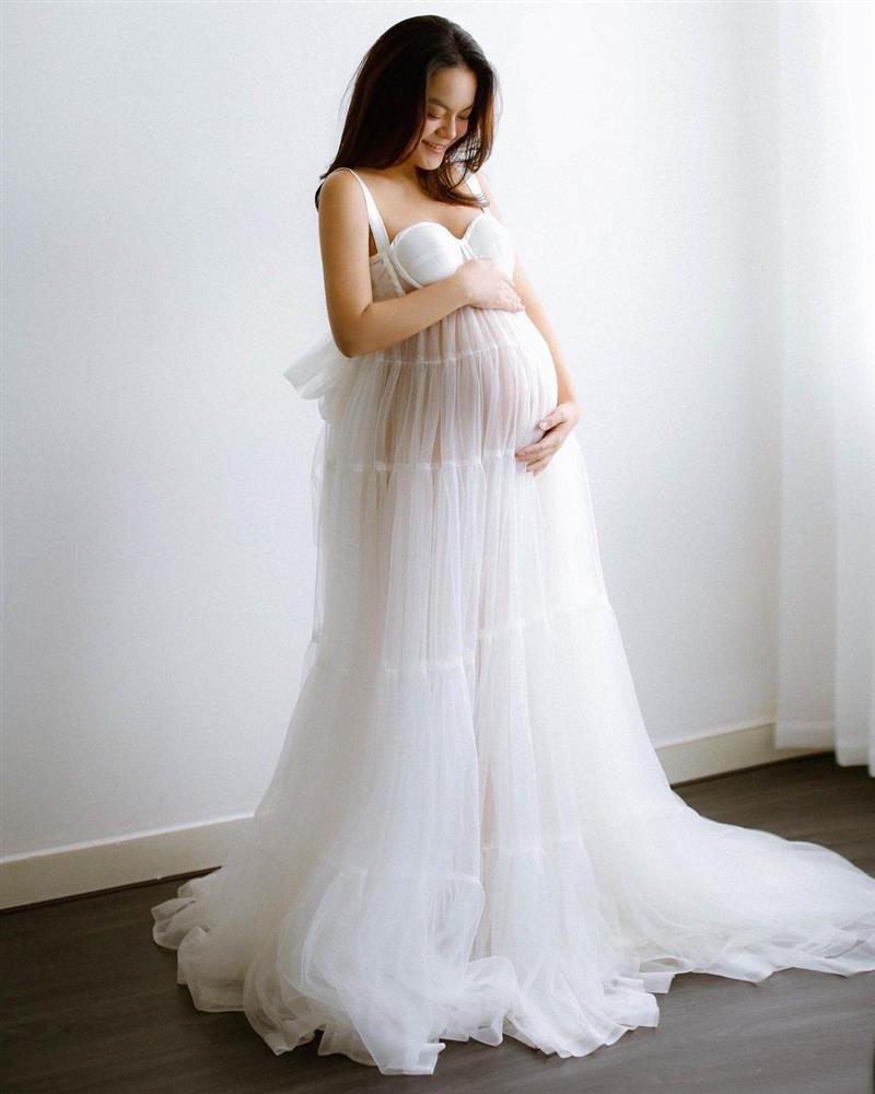 Phạm Quỳnh Anh mặc váy xuyên thấu nửa kín nửa hở khoe bụng bầu-4