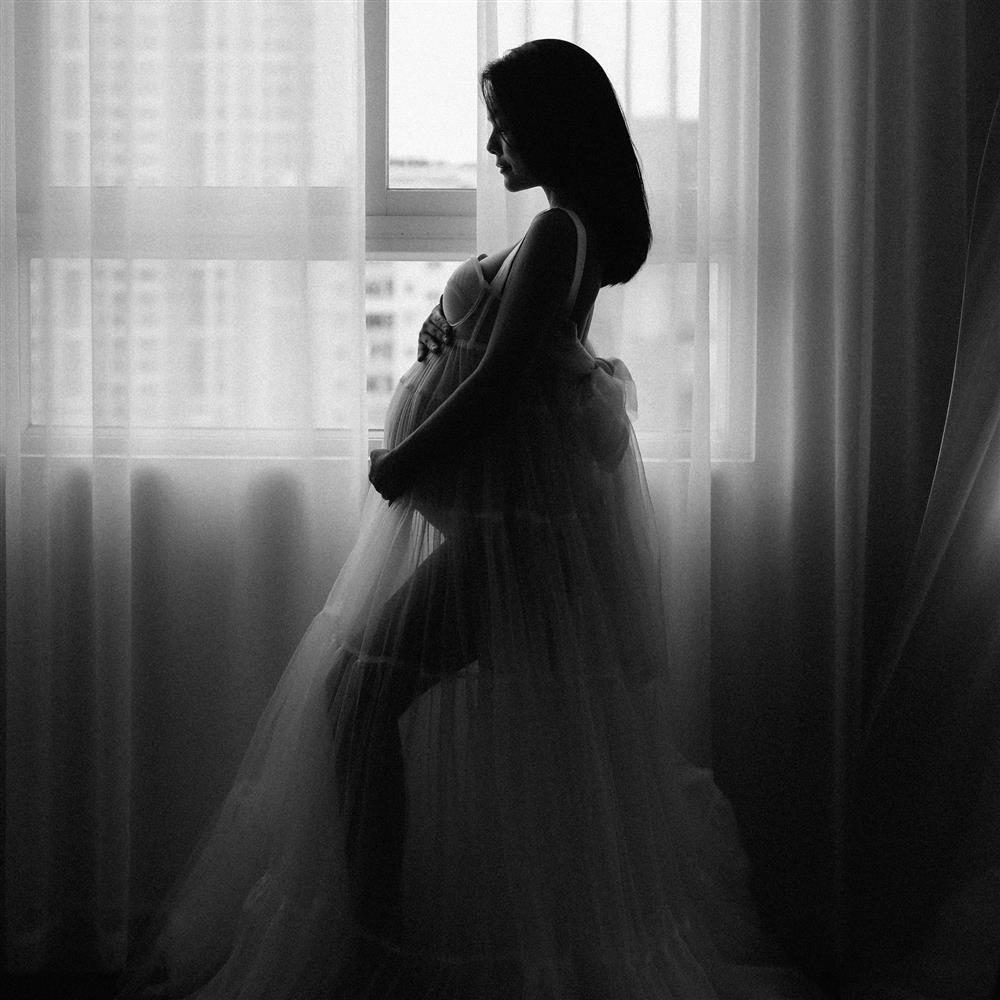 Phạm Quỳnh Anh mặc váy xuyên thấu nửa kín nửa hở khoe bụng bầu-1