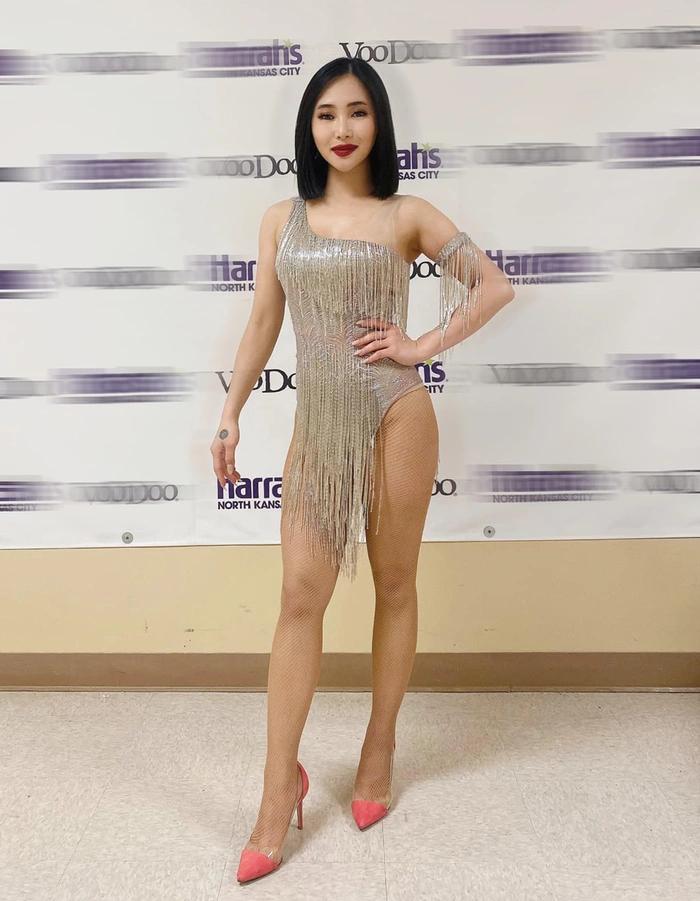 Loạt đồ diễn cắt xẻ táo bạo của Hương Tràm tại Mỹ-2