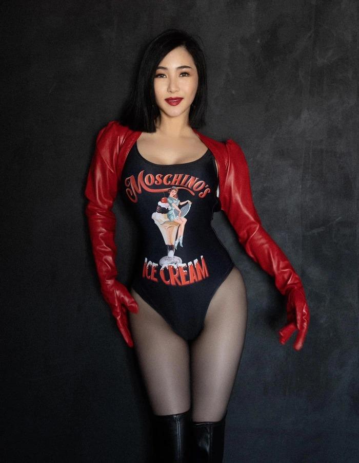 Loạt đồ diễn cắt xẻ táo bạo của Hương Tràm tại Mỹ-3