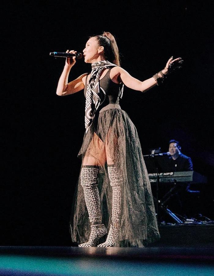 Loạt đồ diễn cắt xẻ táo bạo của Hương Tràm tại Mỹ-5