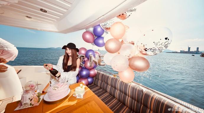 Ôn Bích Hà chơi lớn diện hẳn bikini trong tiệc sinh nhật 56 tuổi-5