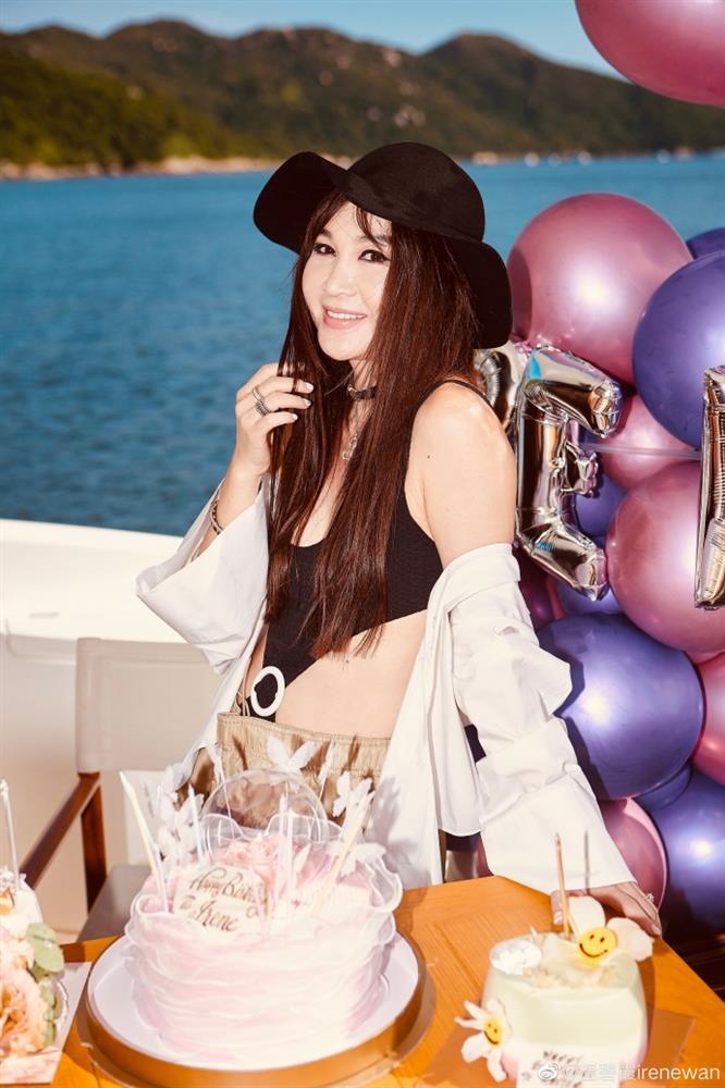 Ôn Bích Hà chơi lớn diện hẳn bikini trong tiệc sinh nhật 56 tuổi-6