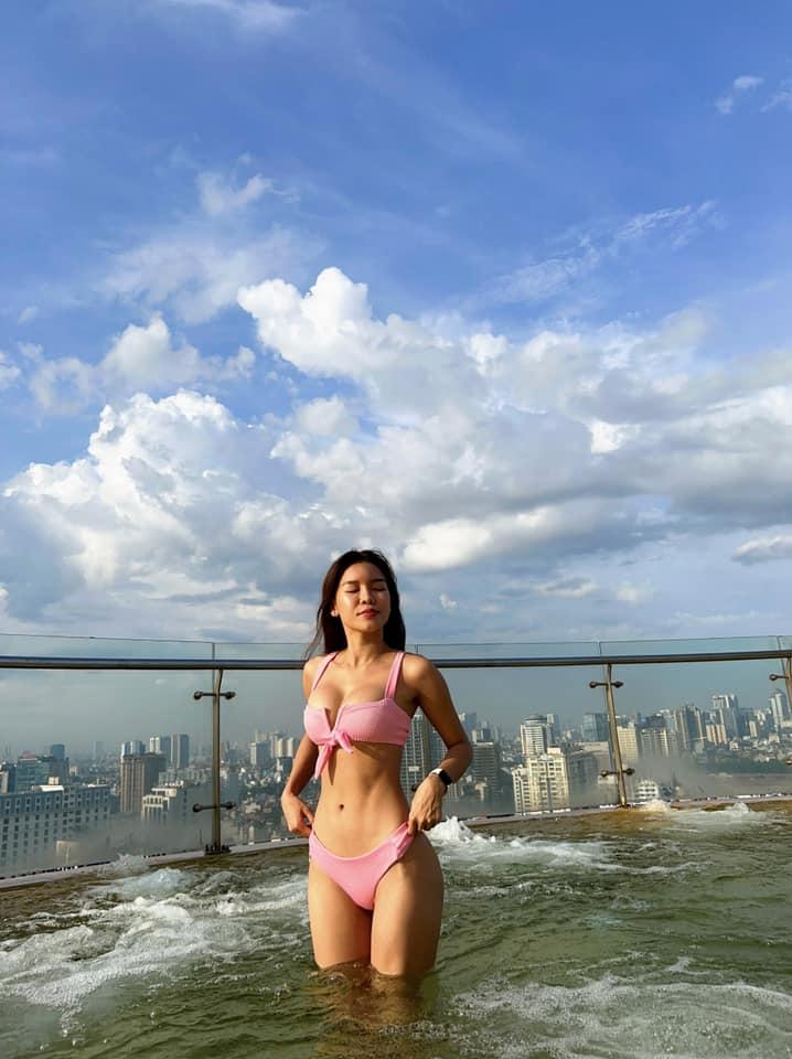 Bạn gái Văn Lâm khoe vòng 1 đến áo ngực cũng không đỡ nổi-6