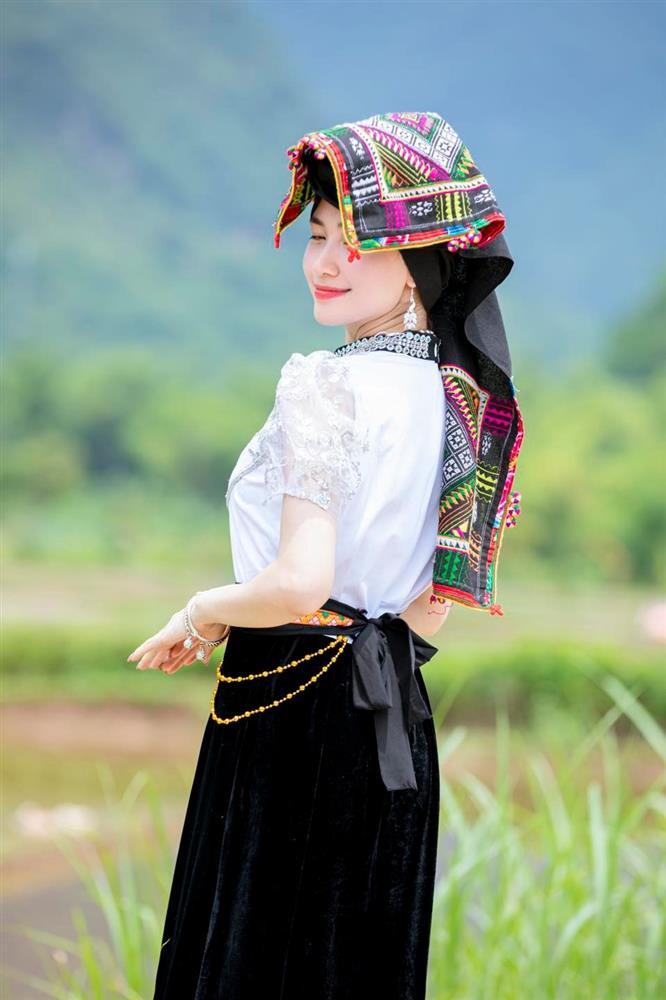 Hòa Minzy lộ bàn tay gân guốc khi diện trang phục dân tộc Thái-1