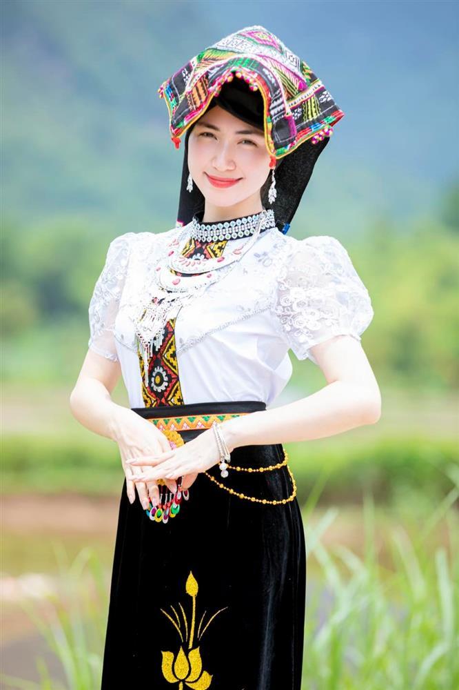 Hòa Minzy lộ bàn tay gân guốc khi diện trang phục dân tộc Thái-3