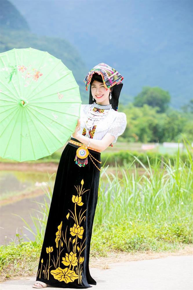 Hòa Minzy lộ bàn tay gân guốc khi diện trang phục dân tộc Thái-2
