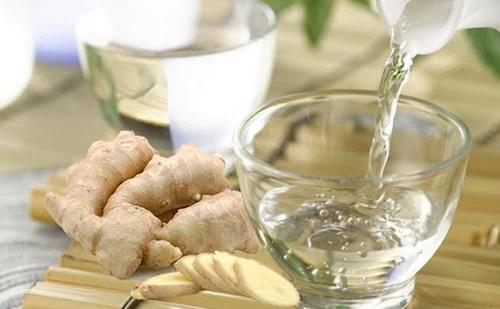 Lau bàn thờ đừng dùng nước lã: Pha nước này tổ tiên phù hộ-1