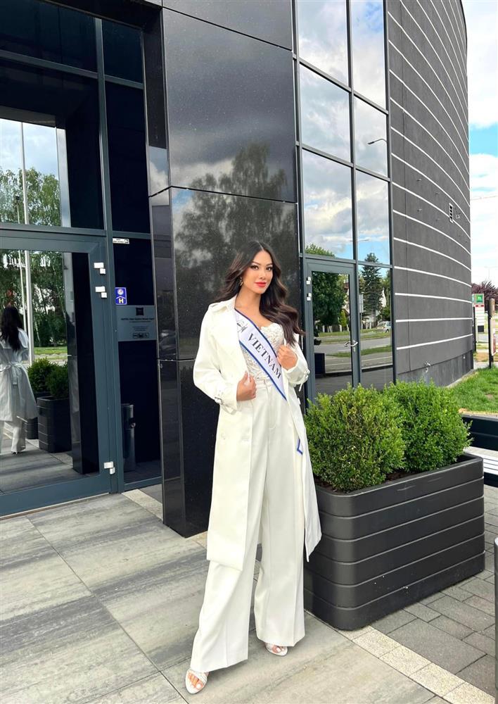 Kim Duyên như bê nguyên outfit Miss Universe cho Miss Supranational-2