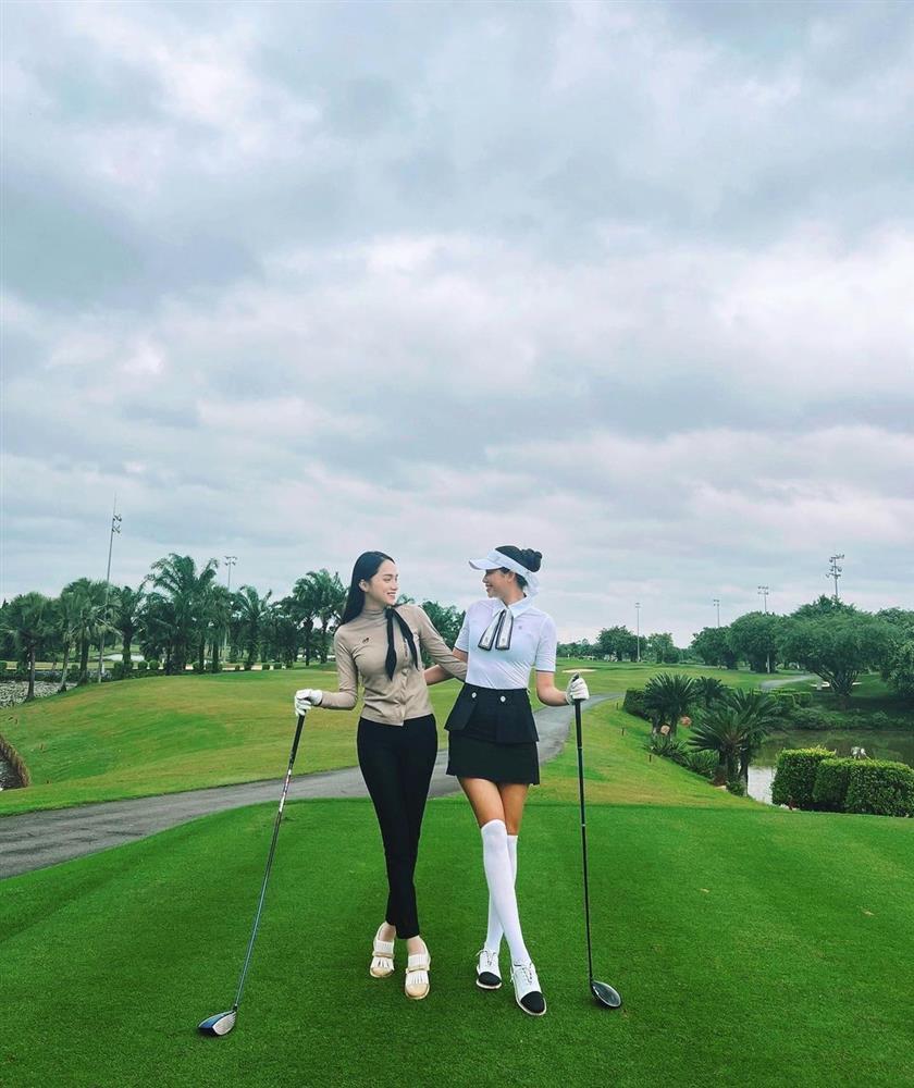 So kè sân golf, Phạm Hương lấn át Hương Giang nhờ chiều cao 1m74-1