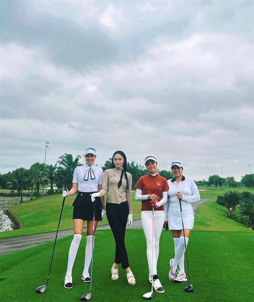 So kè sân golf, Phạm Hương lấn át Hương Giang nhờ chiều cao 1m74-3
