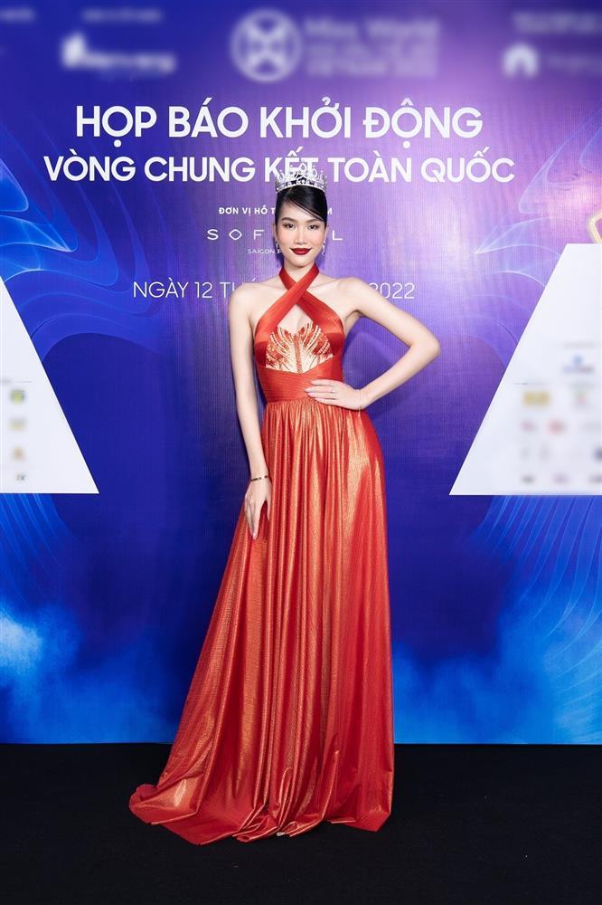 Lương Thùy Linh bị chê khi mặc váy có như không của thí sinh MUVN-9