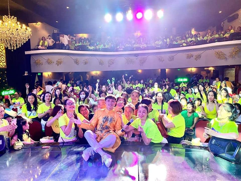 Khán giả tặng Hồ Văn Cường trang sức, hoa tiền bạc triệu-1