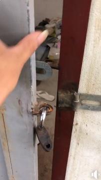 Cô gái trẻ ngủ ngon lành trong căn phòng ngập rác-1