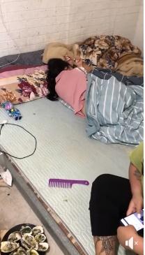 Cô gái trẻ ngủ ngon lành trong căn phòng ngập rác-4