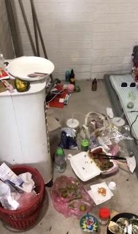 Cô gái trẻ ngủ ngon lành trong căn phòng ngập rác-3