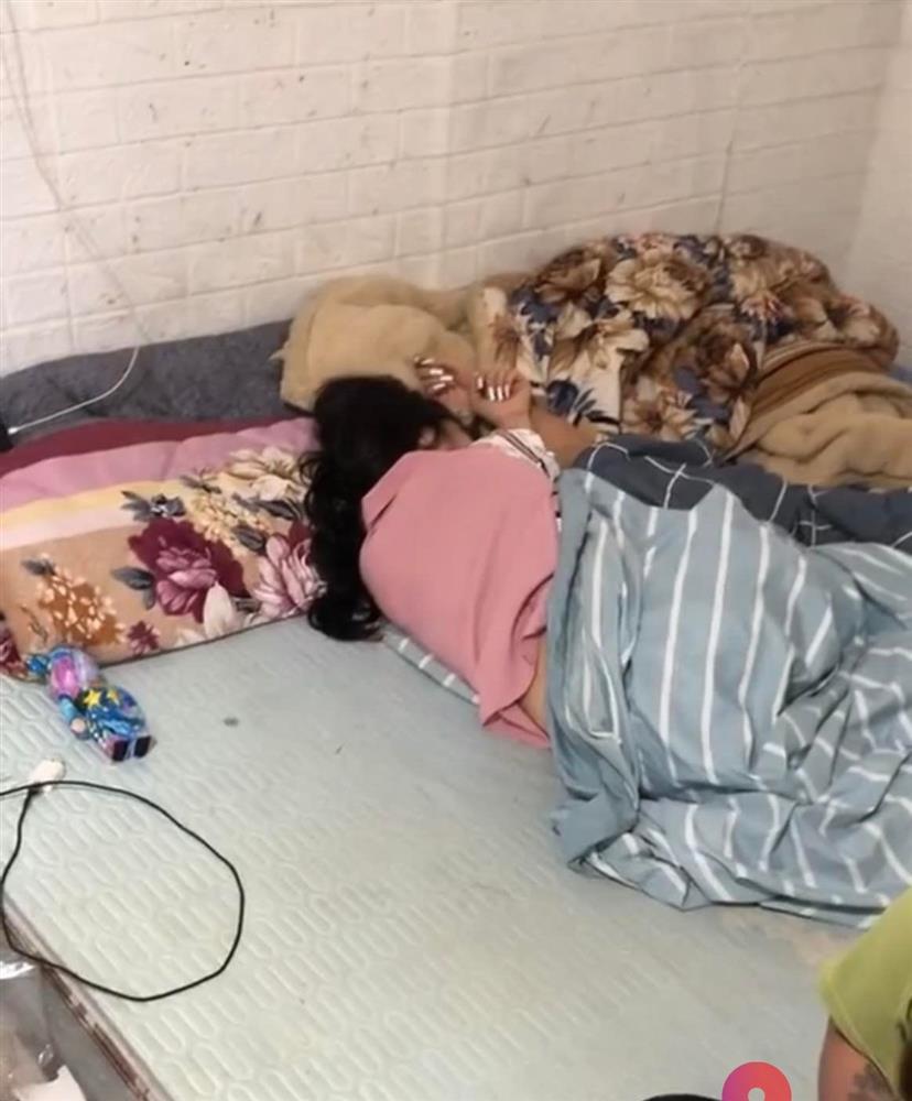Cô gái trẻ ngủ ngon lành trong căn phòng ngập rác-5