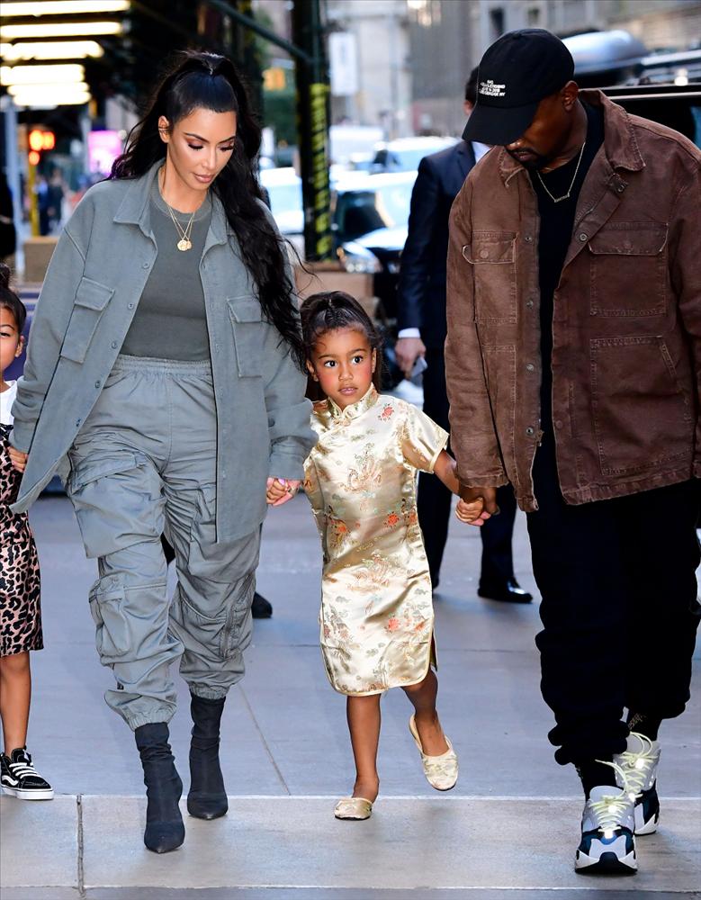 Con gái 9 tuổi của Kanye cảnh cáo cánh săn ảnh, Kim Kardashian lên tiếng thanh minh-2