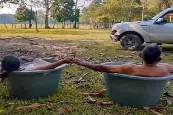 Hí hửng ông bà đến thăm, cháu đang ốm mà bị chiếm luôn cả giường-5