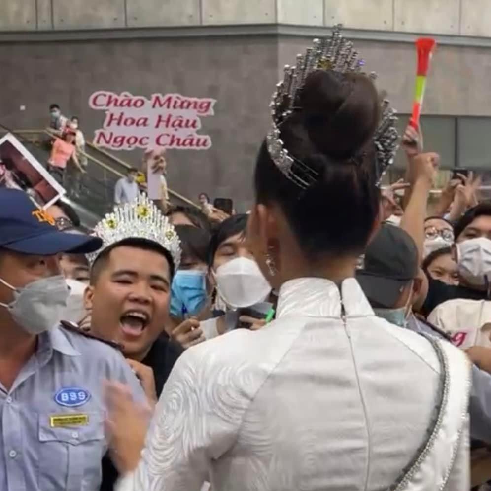 Mẹ Ngọc Châu dùng điện thoại đời cũ, mặc áo 6 năm đón con về nhà-4