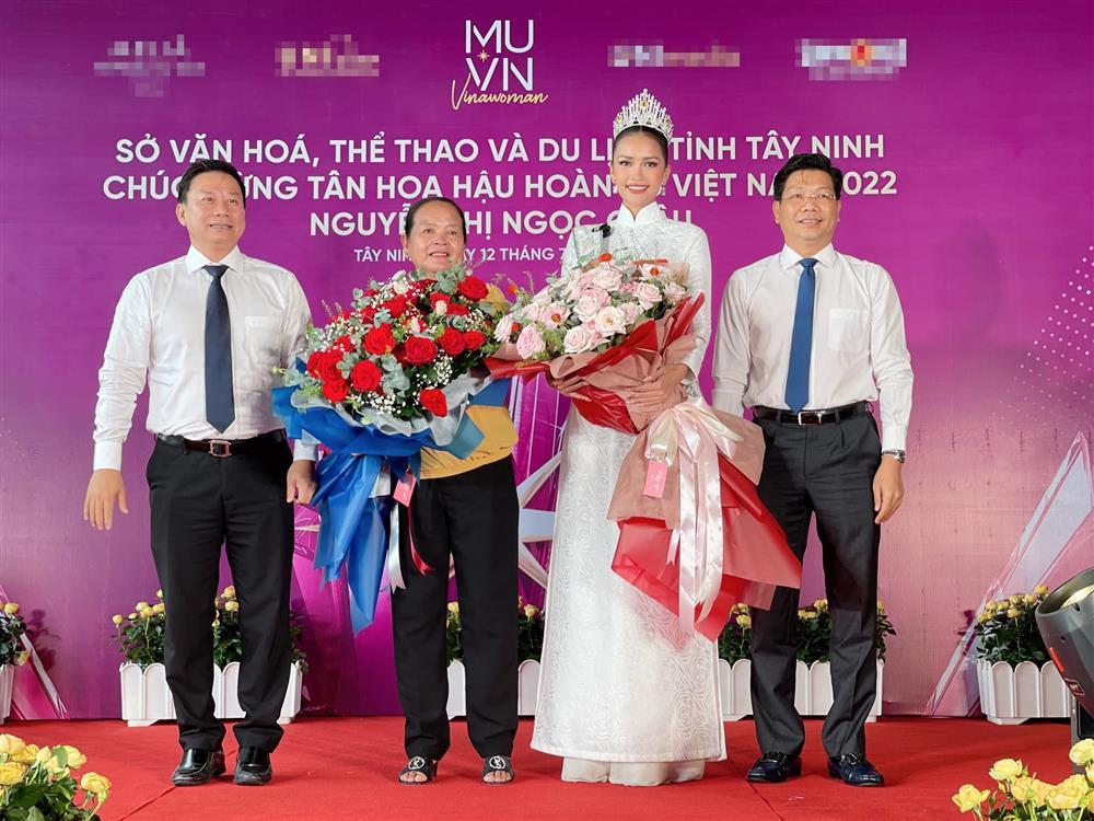 Mẹ Ngọc Châu dùng điện thoại đời cũ, mặc áo 6 năm đón con về nhà-1