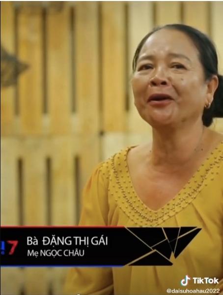 Mẹ Ngọc Châu dùng điện thoại đời cũ, mặc áo 6 năm đón con về nhà-9