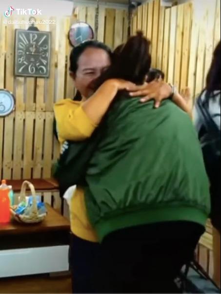 Mẹ Ngọc Châu dùng điện thoại đời cũ, mặc áo 6 năm đón con về nhà-8