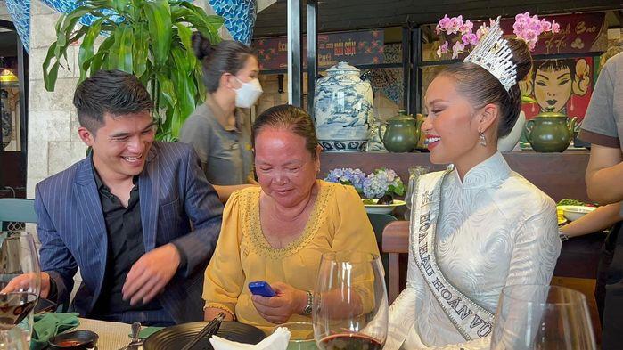 Mẹ Ngọc Châu dùng điện thoại đời cũ, mặc áo 6 năm đón con về nhà-10