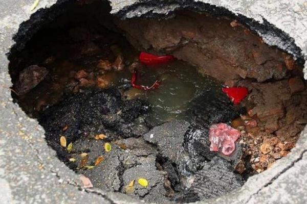 Nguyên nhân vụ hố sụt sâu 1 m giữa phố Hà Nội-1
