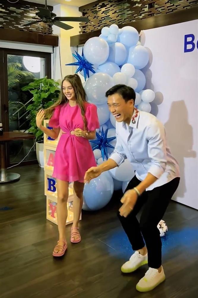 Vợ Bùi Tiến Dũng khoe bụng bầu, ảnh cận mặt rất xinh-2