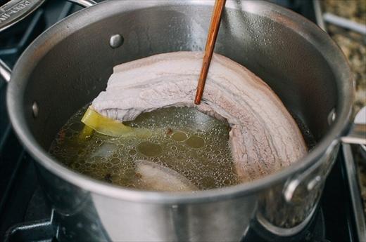 Luộc thịt lợn chỉ cần thêm một thứ, vừa thơm ngon vừa không hôi-4