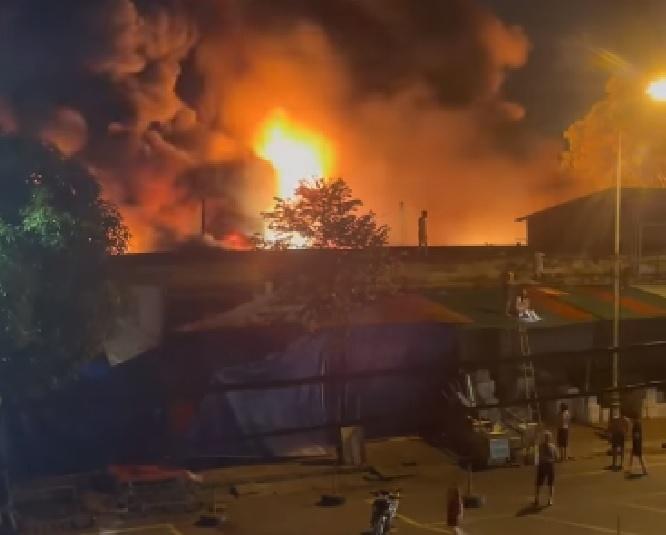 Chợ ở Bắc Ninh cháy dữ dội, thiệt hại hàng tỉ đồng-1