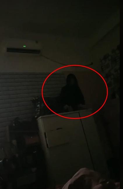 Nửa đêm thấy bạn cùng phòng ngồi lên nóc tủ, cô gái văng tim ra ngoài-1