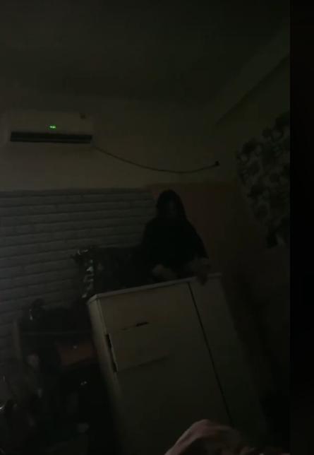 Nửa đêm thấy bạn cùng phòng ngồi lên nóc tủ, cô gái văng tim ra ngoài-2