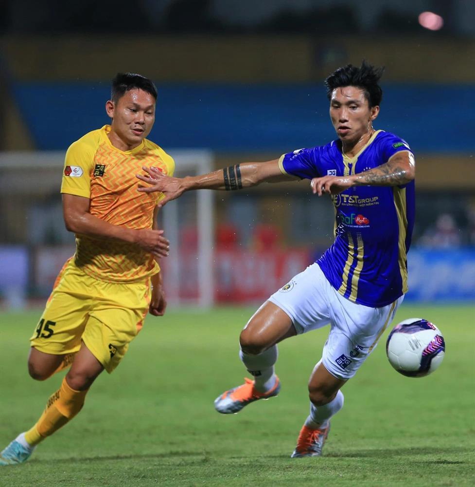 Hơn 1 năm rời sân cỏ vì chấn thương, cuộc sống Văn Hậu ra sao?-1