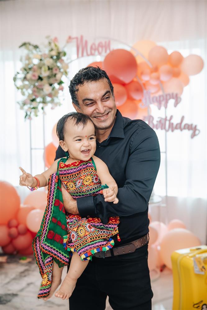 Võ Hạ Trâm mặc đồ truyền thống, xõa với mẹ chồng Ấn Độ-8