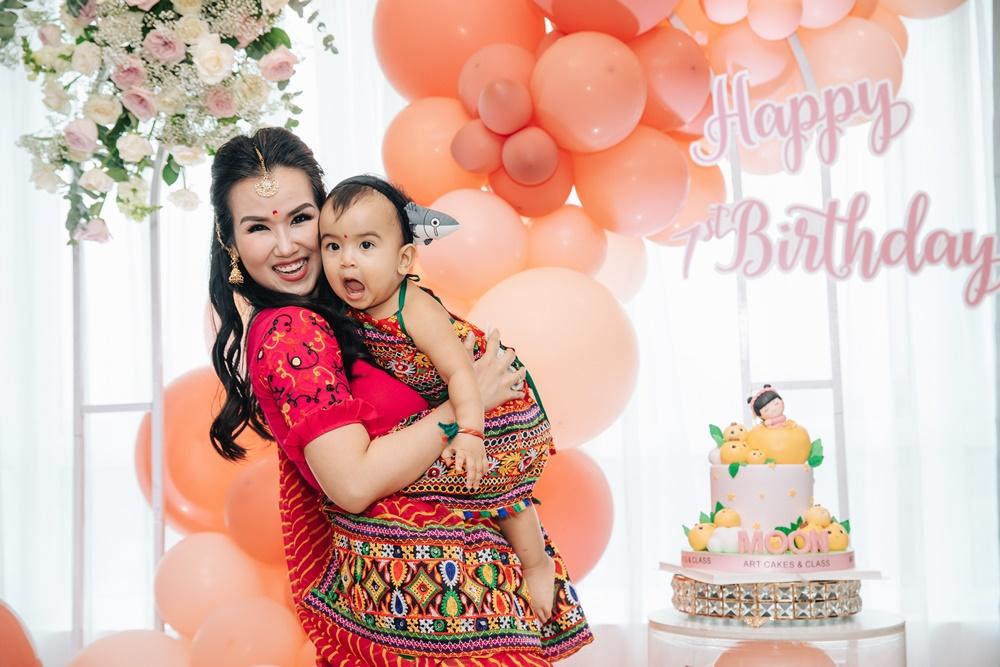 Võ Hạ Trâm mặc đồ truyền thống, xõa với mẹ chồng Ấn Độ-9