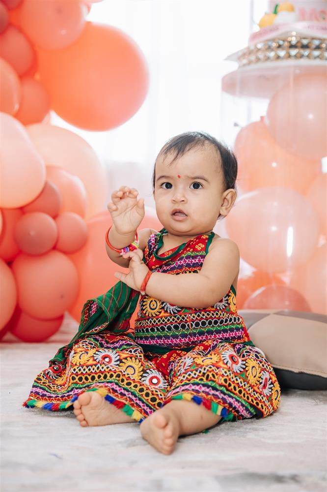 Võ Hạ Trâm mặc đồ truyền thống, xõa với mẹ chồng Ấn Độ-10