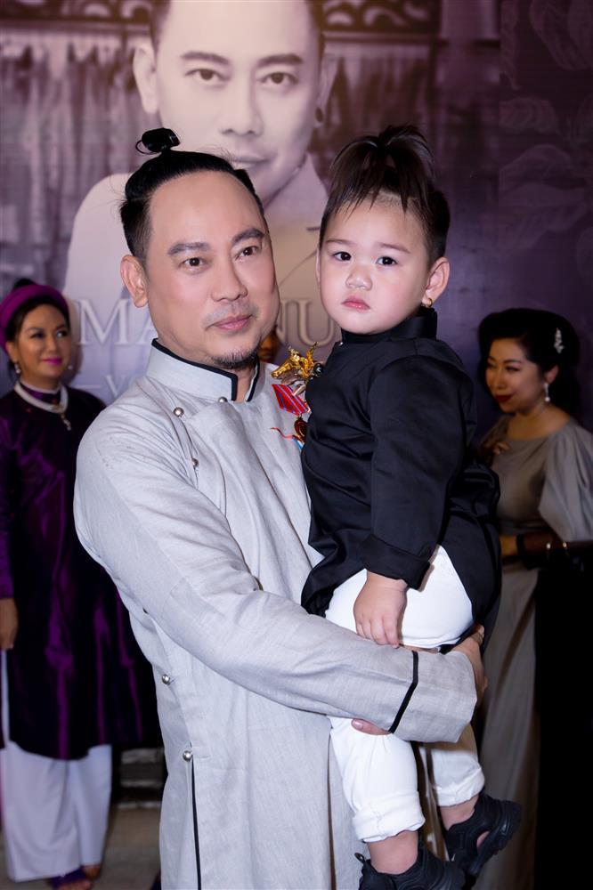 Quý tử Võ Việt Chung xuất hiện công khai, giống cha như tạc-1