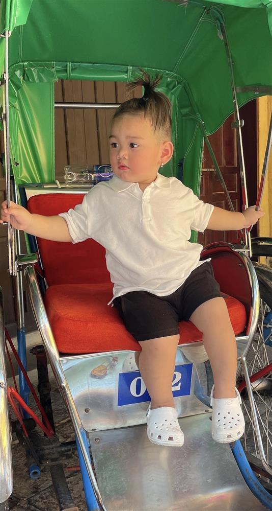 Quý tử Võ Việt Chung xuất hiện công khai, giống cha như tạc-4