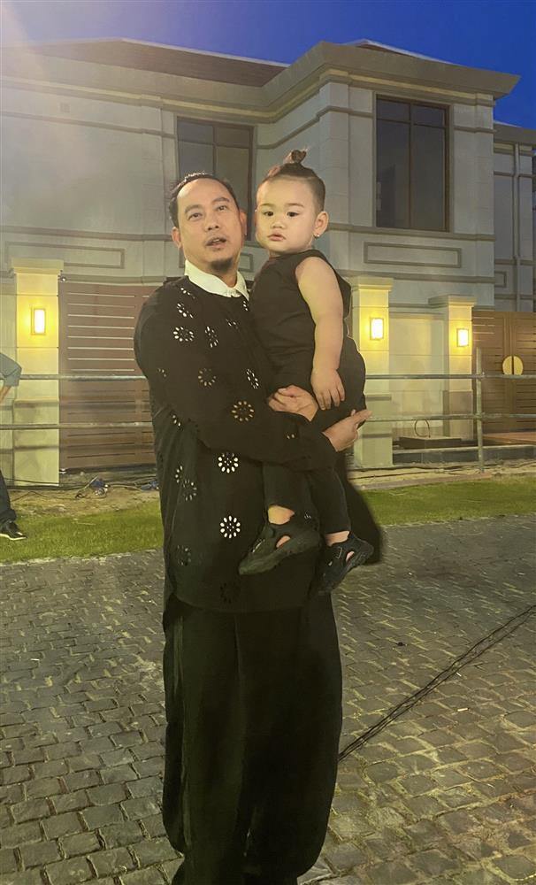 Quý tử Võ Việt Chung xuất hiện công khai, giống cha như tạc-5