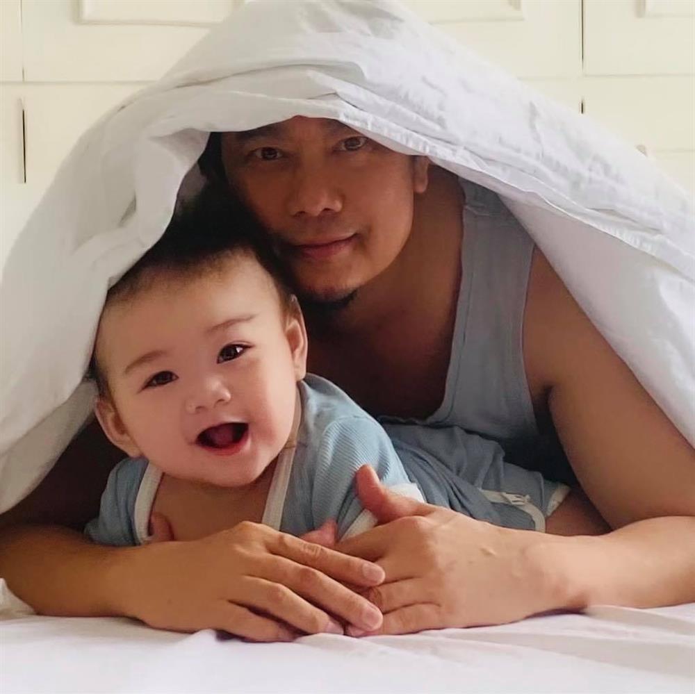 Quý tử Võ Việt Chung xuất hiện công khai, giống cha như tạc-11