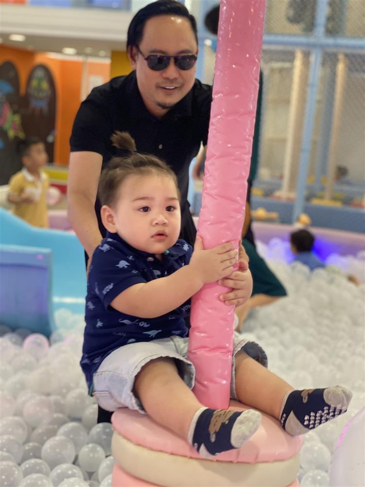 Quý tử Võ Việt Chung xuất hiện công khai, giống cha như tạc-8