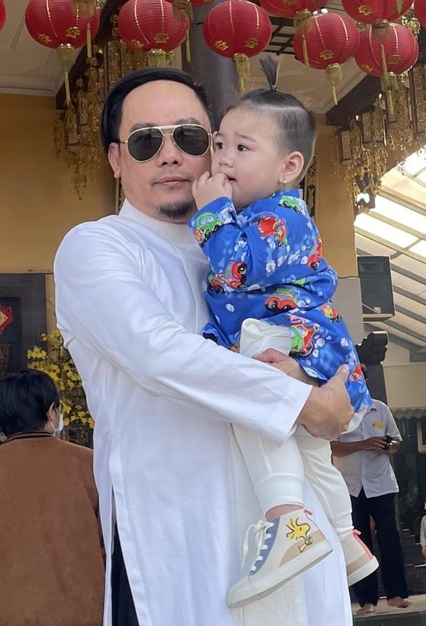 Quý tử Võ Việt Chung xuất hiện công khai, giống cha như tạc-7