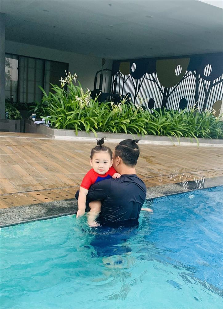 Quý tử Võ Việt Chung xuất hiện công khai, giống cha như tạc-6