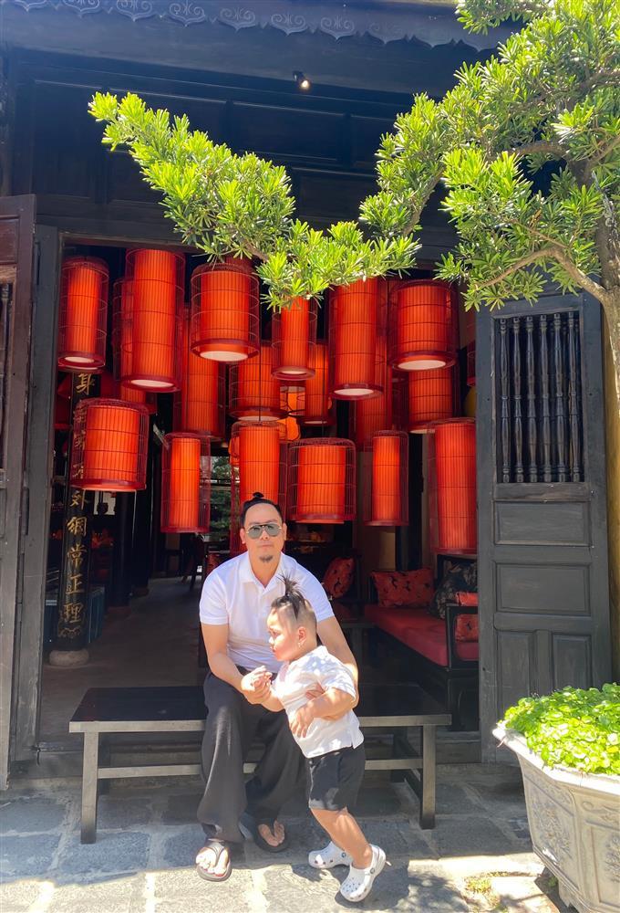 Quý tử Võ Việt Chung xuất hiện công khai, giống cha như tạc-12